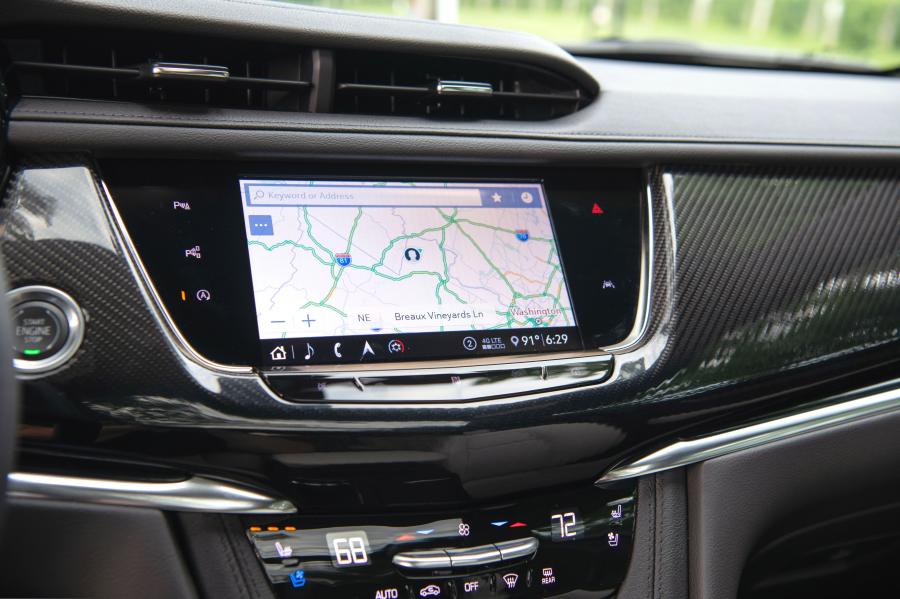Детали интерьера Cadillac XT6 Sport 2019 года  (фото 23 из 41)